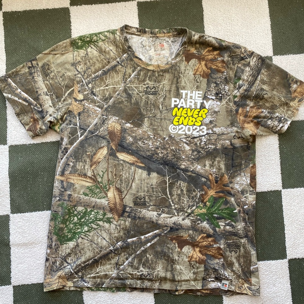 Russell Outdoors Camo Graphic T‑Shirt The Party Never Ends 2023 Men’s Large EUC